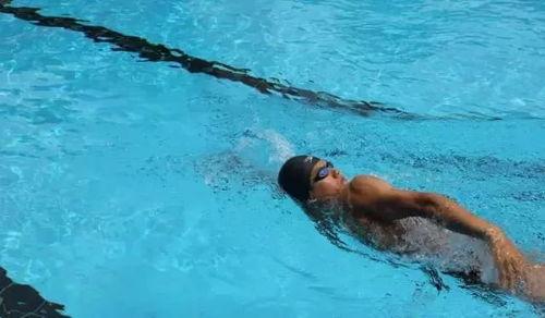 成人学仰泳姿势视频,跟随视频学习专业仰泳姿势