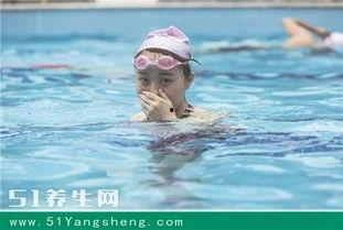 成人学仰泳姿势视频,跟随视频学习专业仰泳姿势