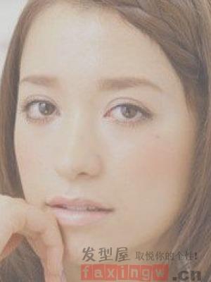 成人扎短发视频女孩,展现时尚短发风采